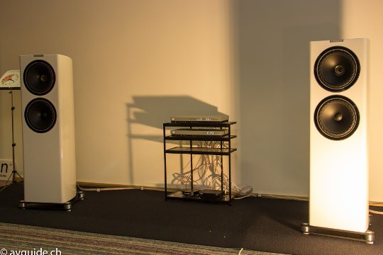 Im Oktober bei avguide.ch im Test und nun zum ersten Mal an einem Schweizer Event zu hören. Die formidablen Fyne Audio Lautsprecher aus Schottland mit «Cantata» Musicenter von Resolution Audio. Ein Lautsprecher zum Hinsetzen und einfach hören – mit einem Glas Whisky!