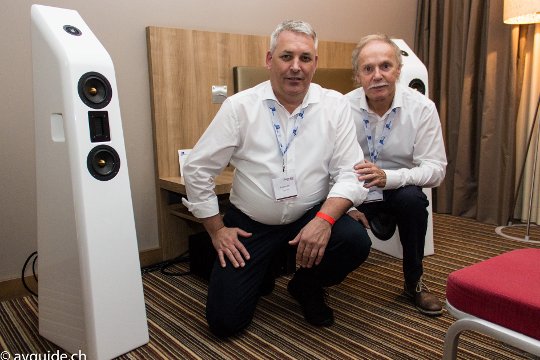 Die JB Swiss Crew: Links CEO Roger Döös und rechts Bruno Jecker, die Schweizer Koryphäe mit 45 Jahren Erfahrung in der Konzeption und Herstellung von Lautsprechern.