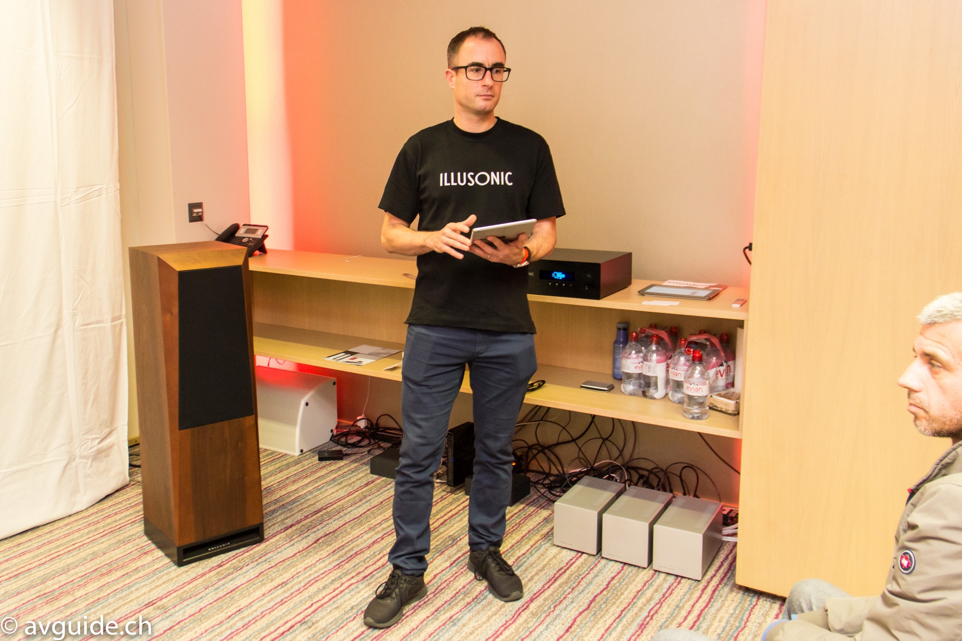 Swiss Audio zum Ersten. Illusonic Mastermind Christof Faller erklärt den «Clarity» Algorithmus seines Prozessors. Dieser verändert die Hüllkurve des Audiosignals und reduziert so den Raum-Nachhall. Resultat ist ein «entschlacktes» Klangbild.