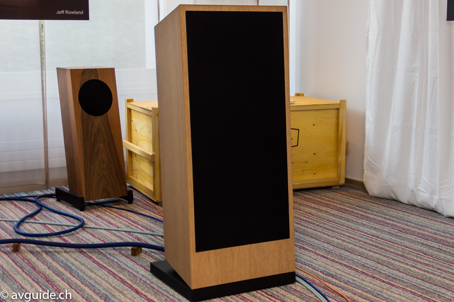 Grosse Kino bei Trenner & Fridl. Die Isis ist eine klassische Drei-Wege-Box mit richtig viel Membranfläche im Bass und einem Druckkammertreiber für das Hochtonhorn. Klasse Sound. Der Vintage-Chic verstärkt den Haben-Wollen-Effekt.