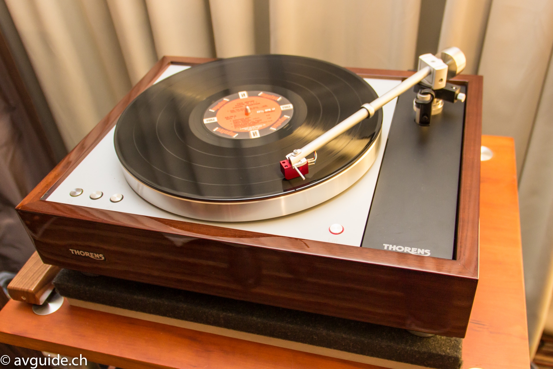Der Thorens TD 1601 ist die konsequente Weiterentwicklung des TD 1600 in Richtung erweitertem Bedienungskomfort. Einmalig die Ruhe und Souveränität in der Wiedergabe.