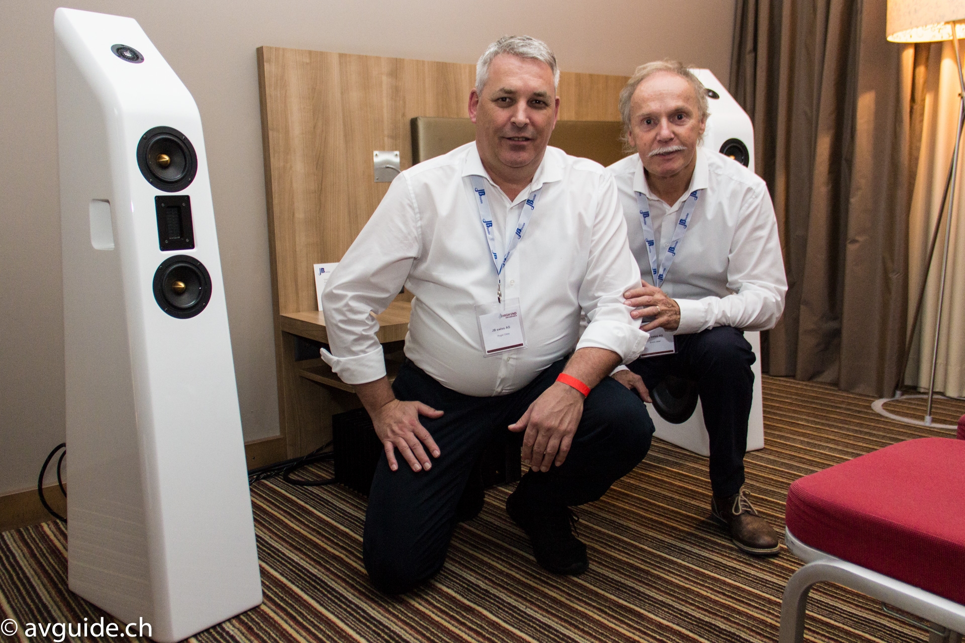 Die JB Swiss Crew: Links CEO Roger Döös und rechts Bruno Jecker, die Schweizer Koryphäe mit 45 Jahren Erfahrung in der Konzeption und Herstellung von Lautsprechern.