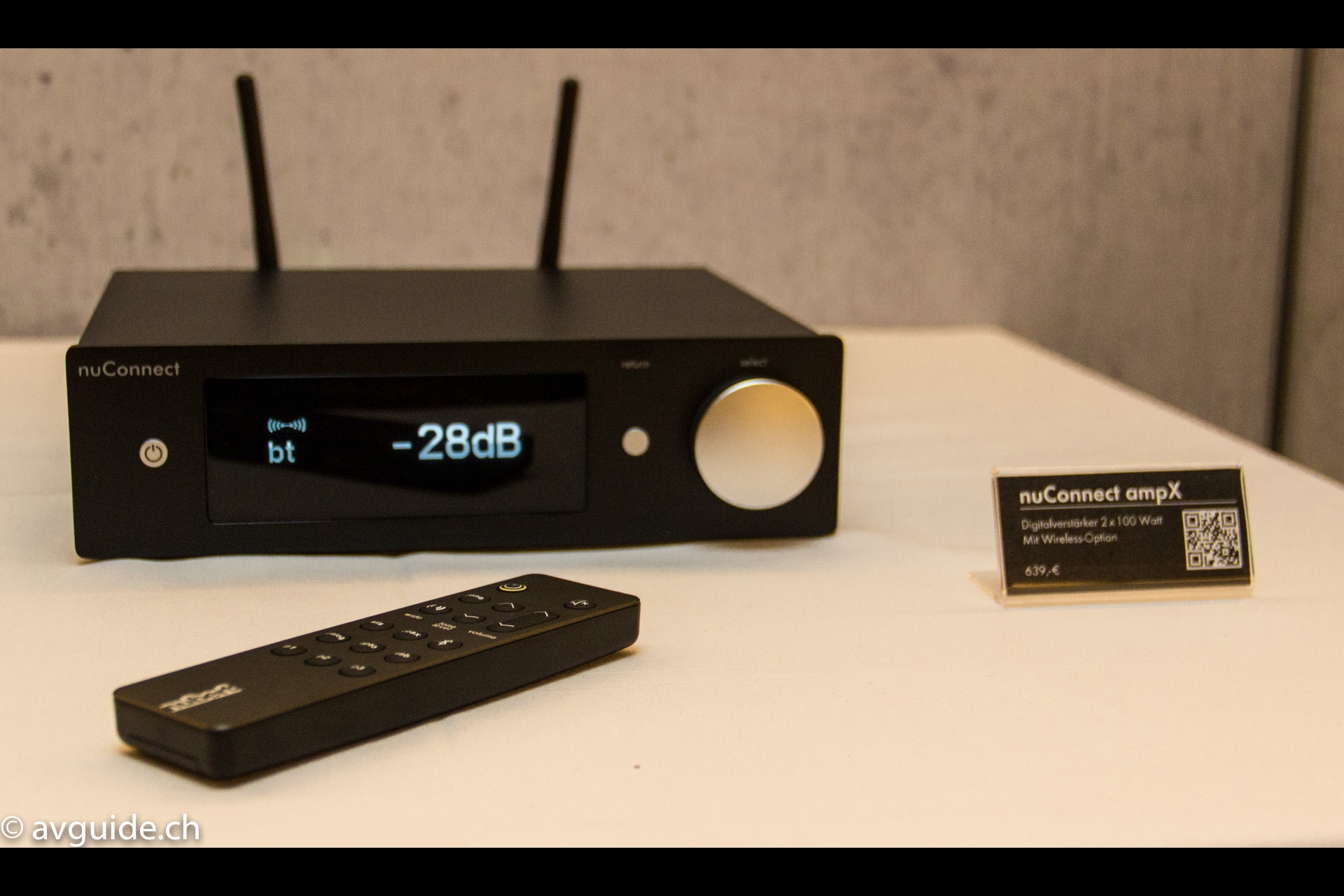 Wer schon passive Lautsprecher besitzt, bekommt mit dem Digital-Vollverstärker nuConnect ampX einen enorm kompakten Zuspieler. Mit dabei Raumeinmessung und WiFi-Netzwerk. Mehr als ein Smartphone zur Musikwahl braucht es nicht mehr.