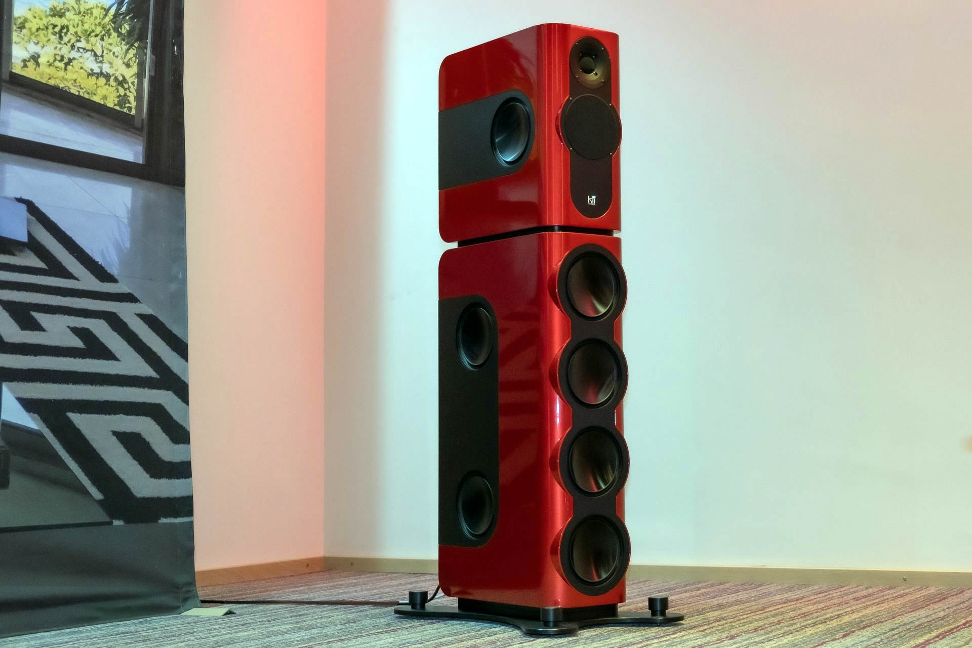 Der Kontrapunkt ist die Kii Audio Three. Vollaktiv mit integriertem DSP sorgt sie für eine perfekte Abstrahlung bis zu den tiefsten Bässen – ohne Raummoden zu erzeugen. Dank der «Active Wave Focusing» Technologie entsteht ein gleichförmiges Zeitverhalten rund um den Speaker. Die Rückwand hat keinen Einfluss mehr auf das Abstrahlverhalten.