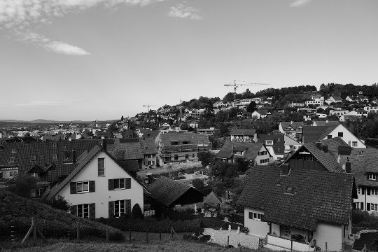 Obj. S 24-105, Brennweite 24 mm, P, f/6.3, 1/250 sec., ISO 100, WB Wolken, Bildstil «Monochrom».