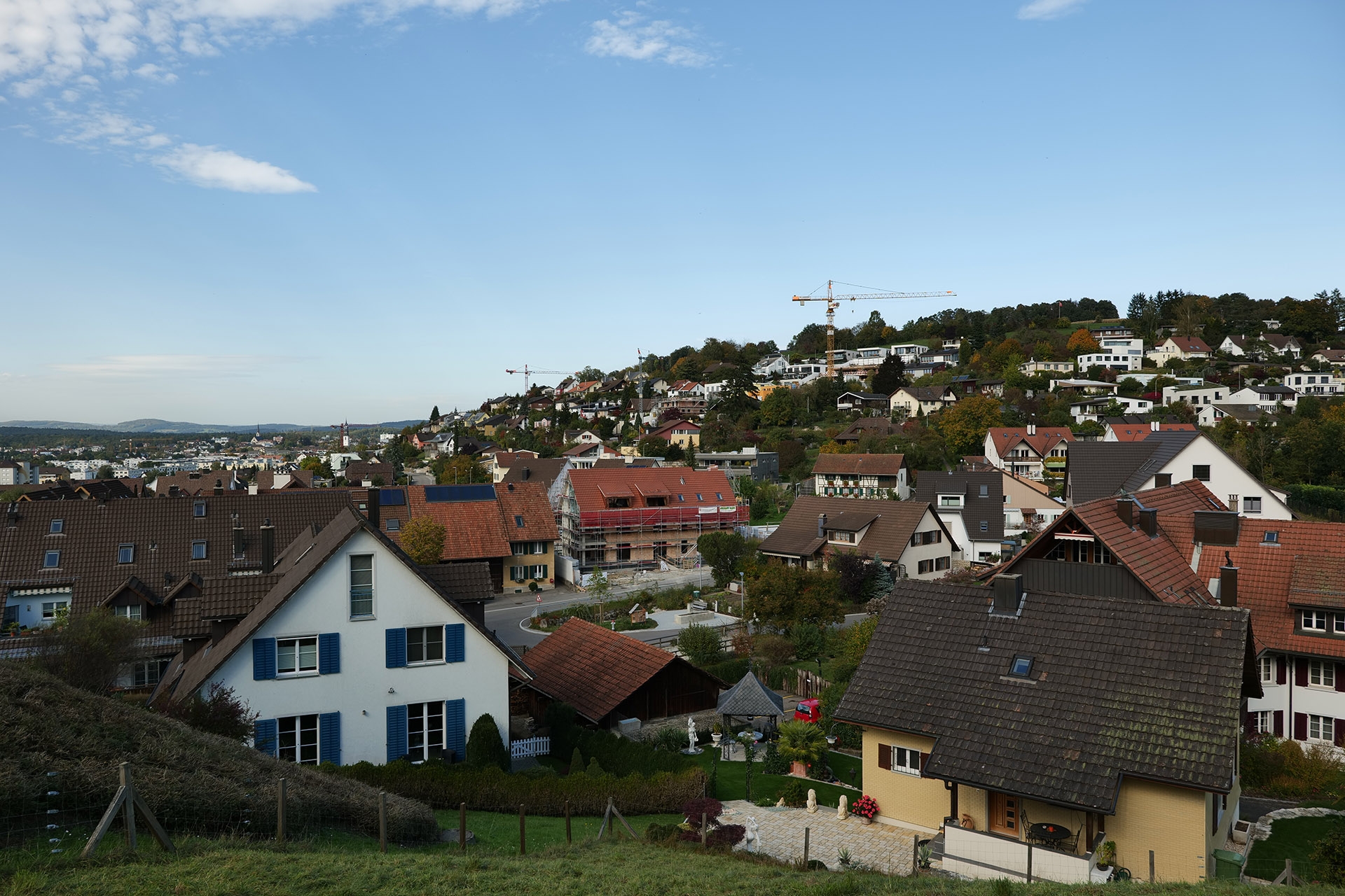 Obj. S 24-105, Brennweite 24 mm, P, f/6.3, 1/250 sec., ISO 100, WB Wolken, Bildstil «Landschaft».