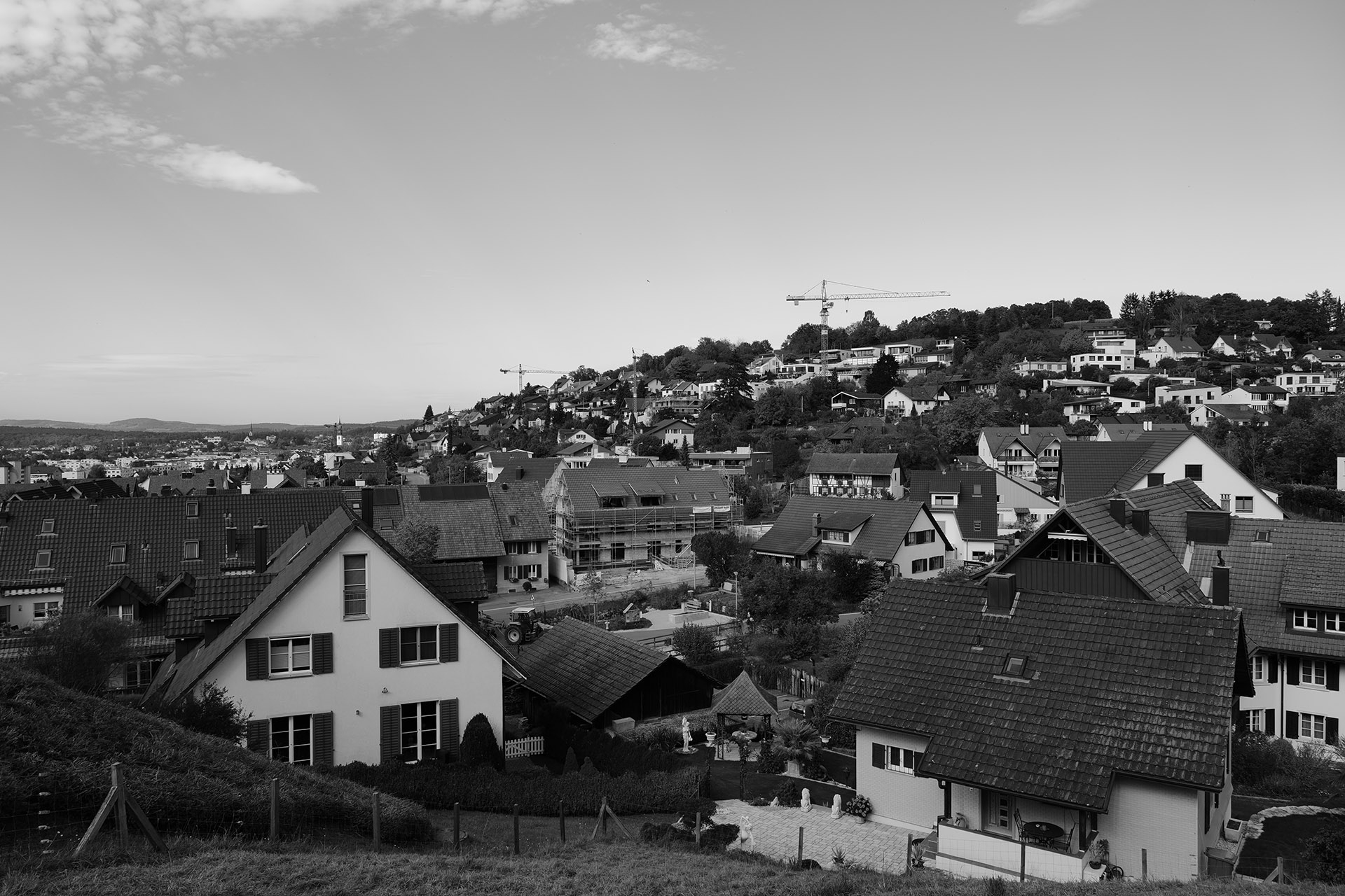 Obj. S 24-105, Brennweite 24 mm, P, f/6.3, 1/250 sec., ISO 100, WB Wolken, Bildstil «Monochrom».