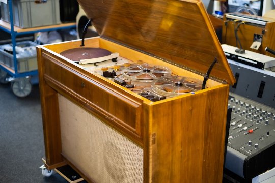 Ein extrem seltenes Tonmöbel aus den frühen 1950er-Jahren mit Revox-Plattenspieler und Bandmaschine. Natürlich alles noch Mono.