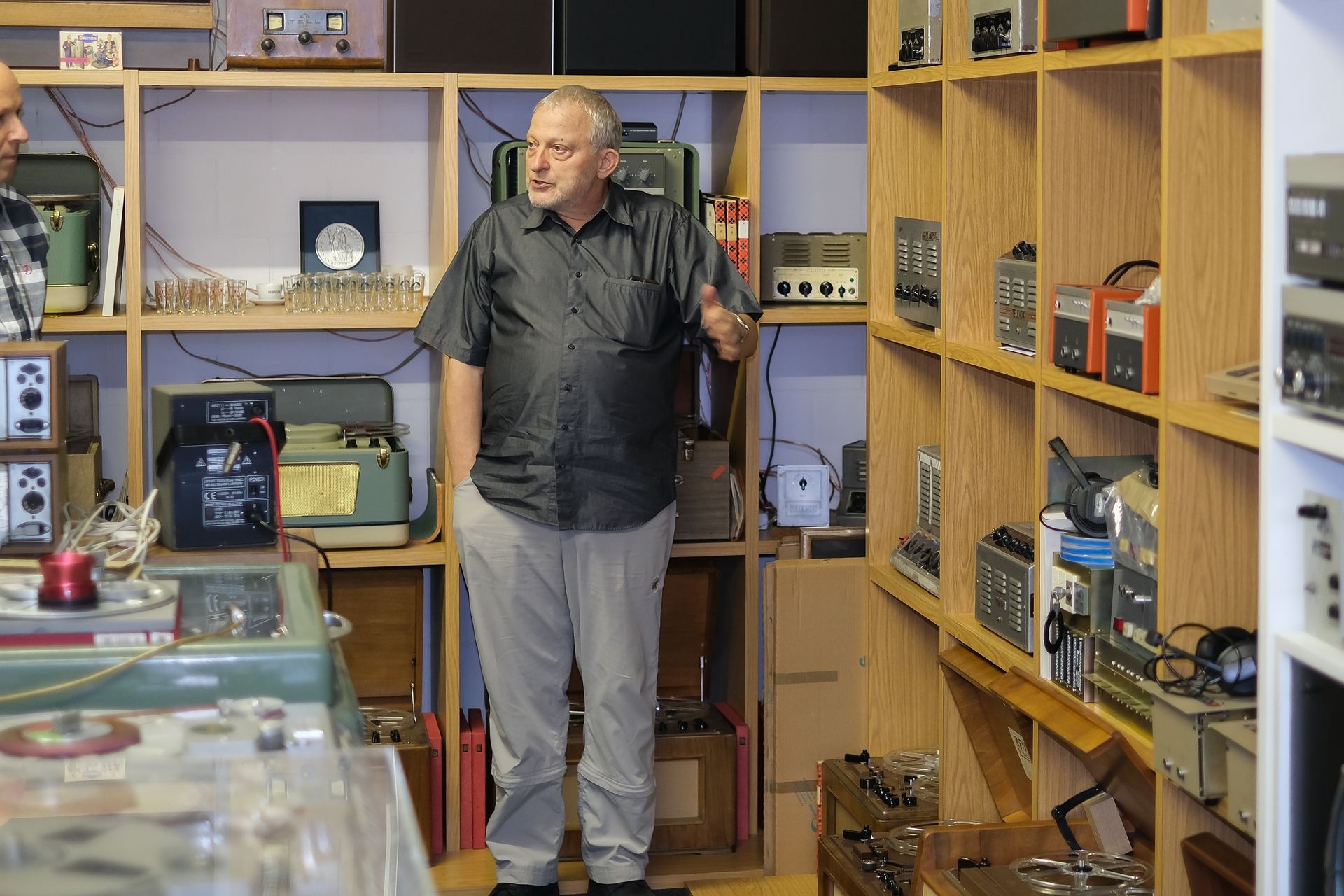 Walter Stutz in der antiken Ecke seines Museums.