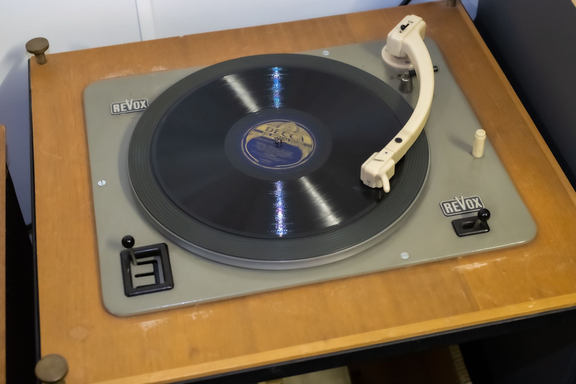 Lys Assia erklingt von diesem alten Revox Plattenspieler. Mono, Schellack, Decca.