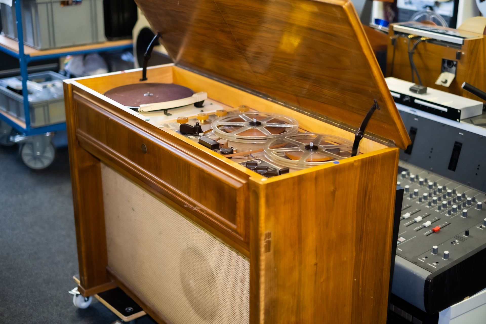 Ein extrem seltenes Tonmöbel aus den frühen 1950er-Jahren mit Revox-Plattenspieler und Bandmaschine. Natürlich alles noch Mono.