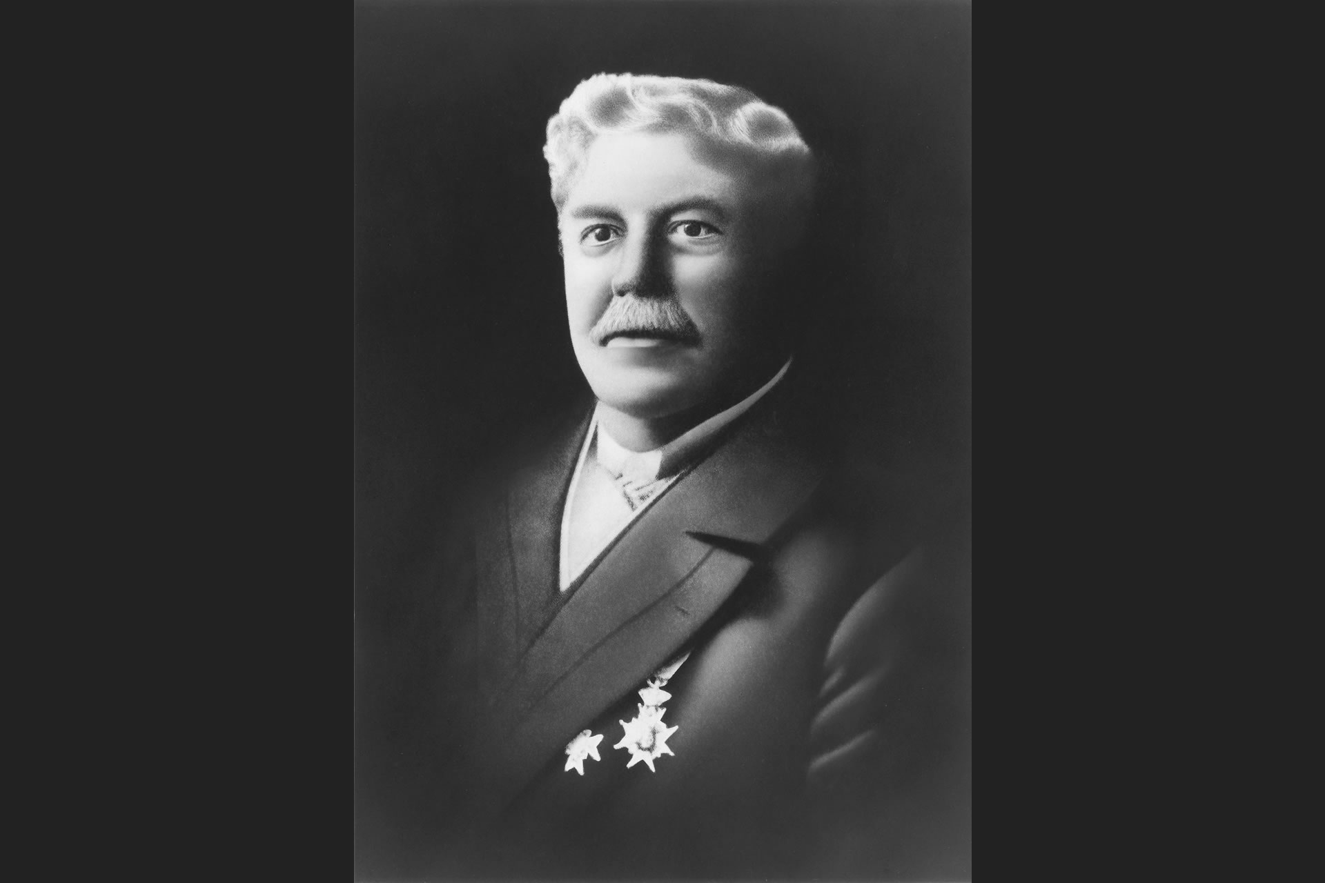 Der US-Amerikanische Unternehmer Frederick Whitney Horn gründete 1910 die Firma Nippon Denki Onkyo, was später zu Denon verkürzt wurde.