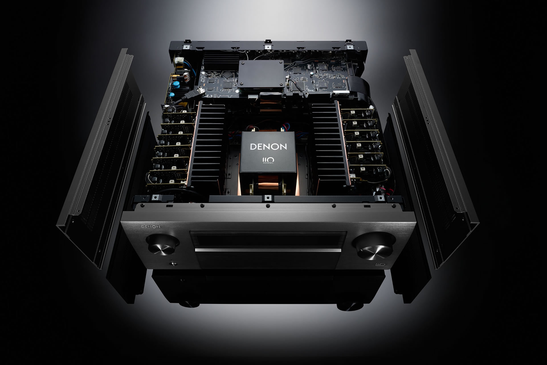Mit Stolz präsentiert Denon den limitierten 13.2-Kanal-8K-Flaggschiff-AV-Verstärker AVC-A110 der Jubiläums-Serie in Silber-Graphit.