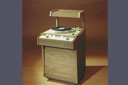 1970 lancierte man den Plattenspieler DN-302F mit Direktantrieb für Rundfunk-Studios.