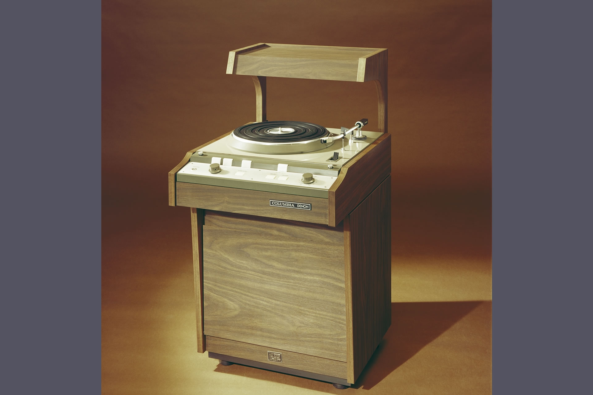 1970 lancierte man den Plattenspieler DN-302F mit Direktantrieb für Rundfunk-Studios.