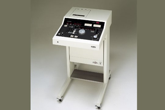 DN-3000F: weltweit erster CD-Player für den professionellen Gebrauch.
