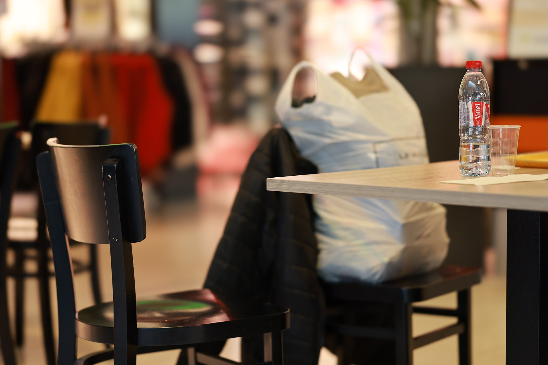 RF 85mm F1.2L USM DS, Fv, 1/100 s, f/1.20, ISO 640, WB Auto.