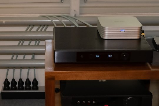 Der Silent Angel Rhein Z1 Streamer (Roon Core) versorgt den Belcanto E1X als Roon Endpoint via Ethernet-Kabel bis 24 Bit / 192 kHz, DSD64 als DSF und MQA.