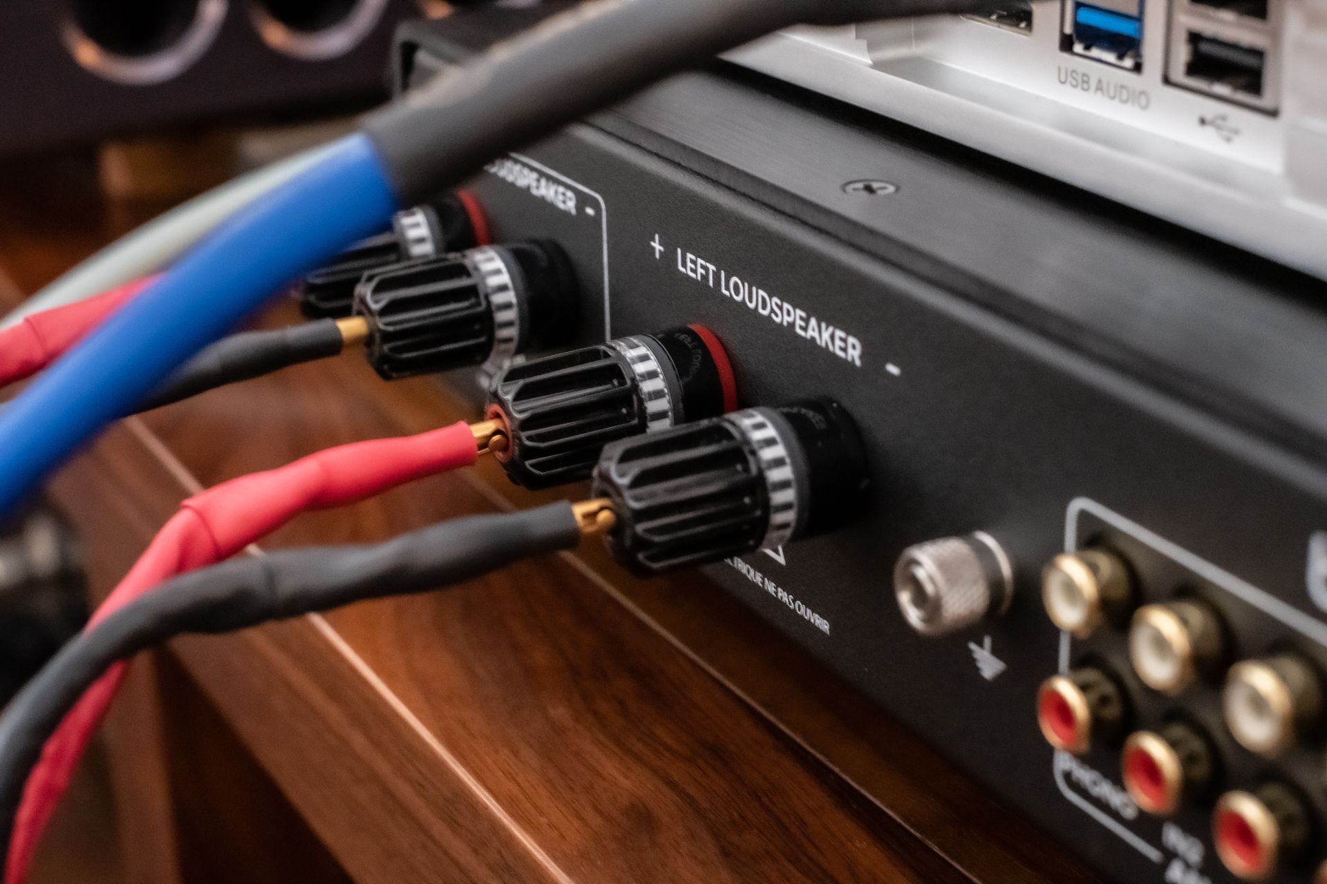Sehr hochwertige Lautsprecher-Anschlüsse. Links ein flexibler MM- oder MC-Phonoeingang und zwei Hochpegeleingänge sowie der Vorverstärker-Ausgang, z. B. für Subwoofer.