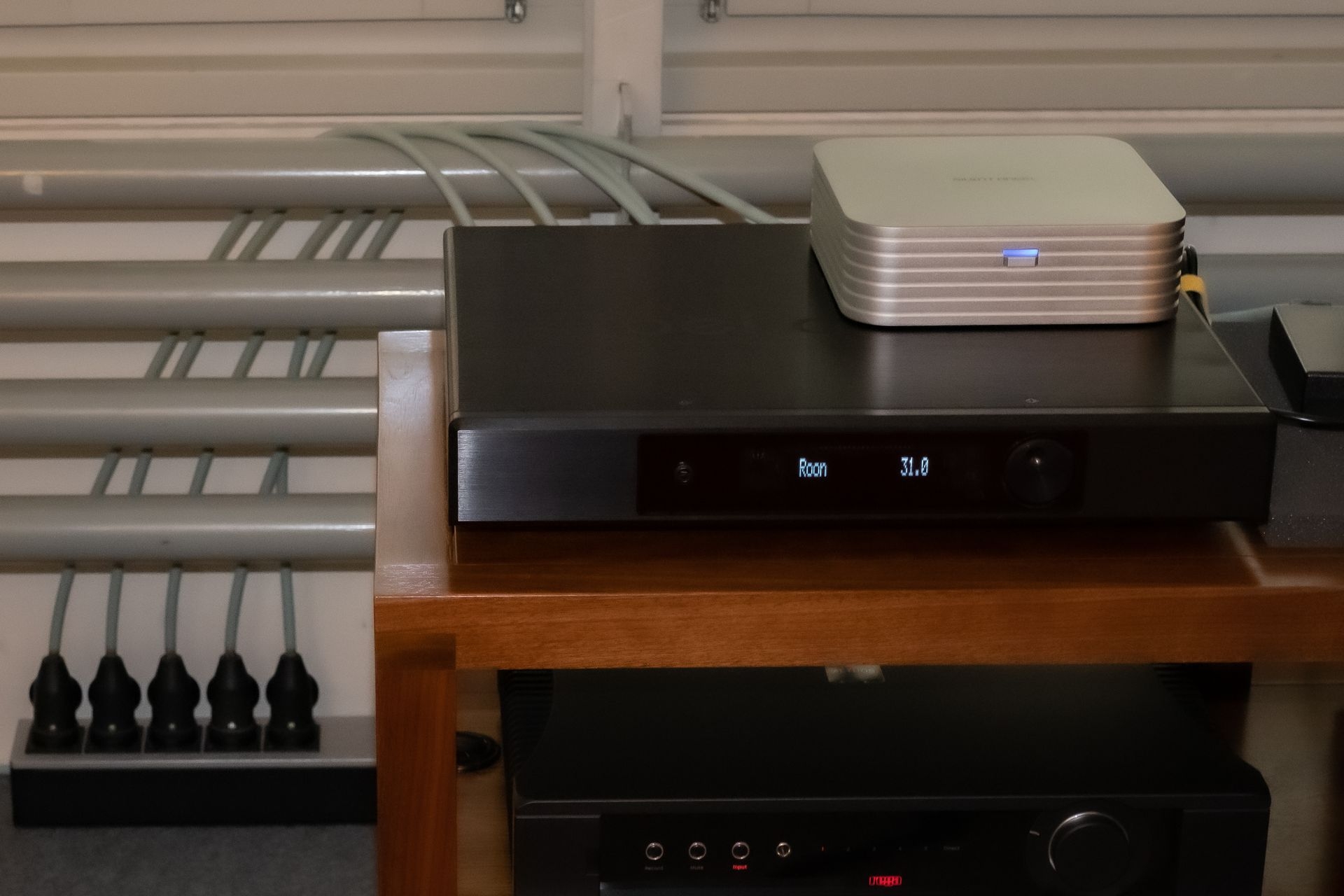 Der Silent Angel Rhein Z1 Streamer (Roon Core) versorgt den Belcanto E1X als Roon Endpoint via Ethernet-Kabel bis 24 Bit / 192 kHz, DSD64 als DSF und MQA.