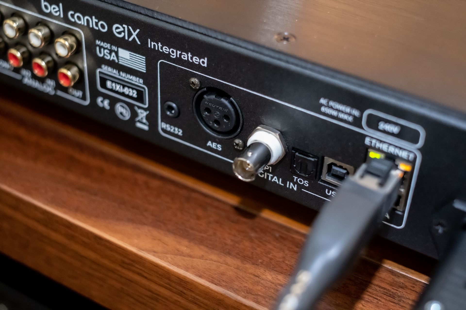 Digitaleingänge umfassen den Ethernet-Input für UPnP/DLNA und Roon Endpoint, USB-Eingang, USB-Anschluss für externe Festspeicher, Toslink-Eingang, SPDIF-Eingang (BNC-Buchse) und AES-Eingang (XLR).