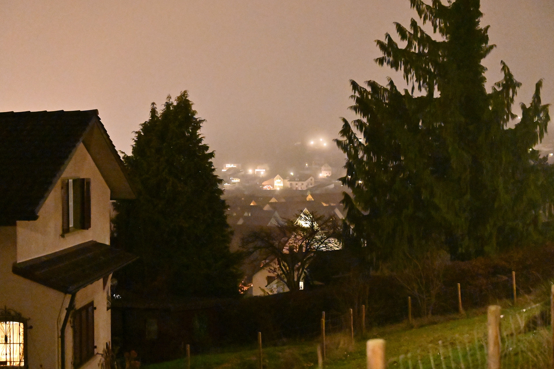Bw 70 mm, A, 1/13 s, f 4.50, ISO 51200, WB Auto, hoher ISO-Wert, lange Belichtungszeit aus Hand.