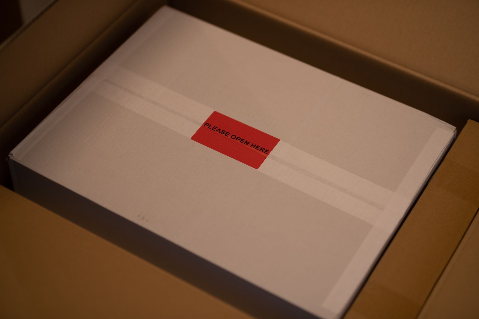 Die vorbildliche Verpackung des Studiomaster T700 in mehreren Verpackungseinheiten.
