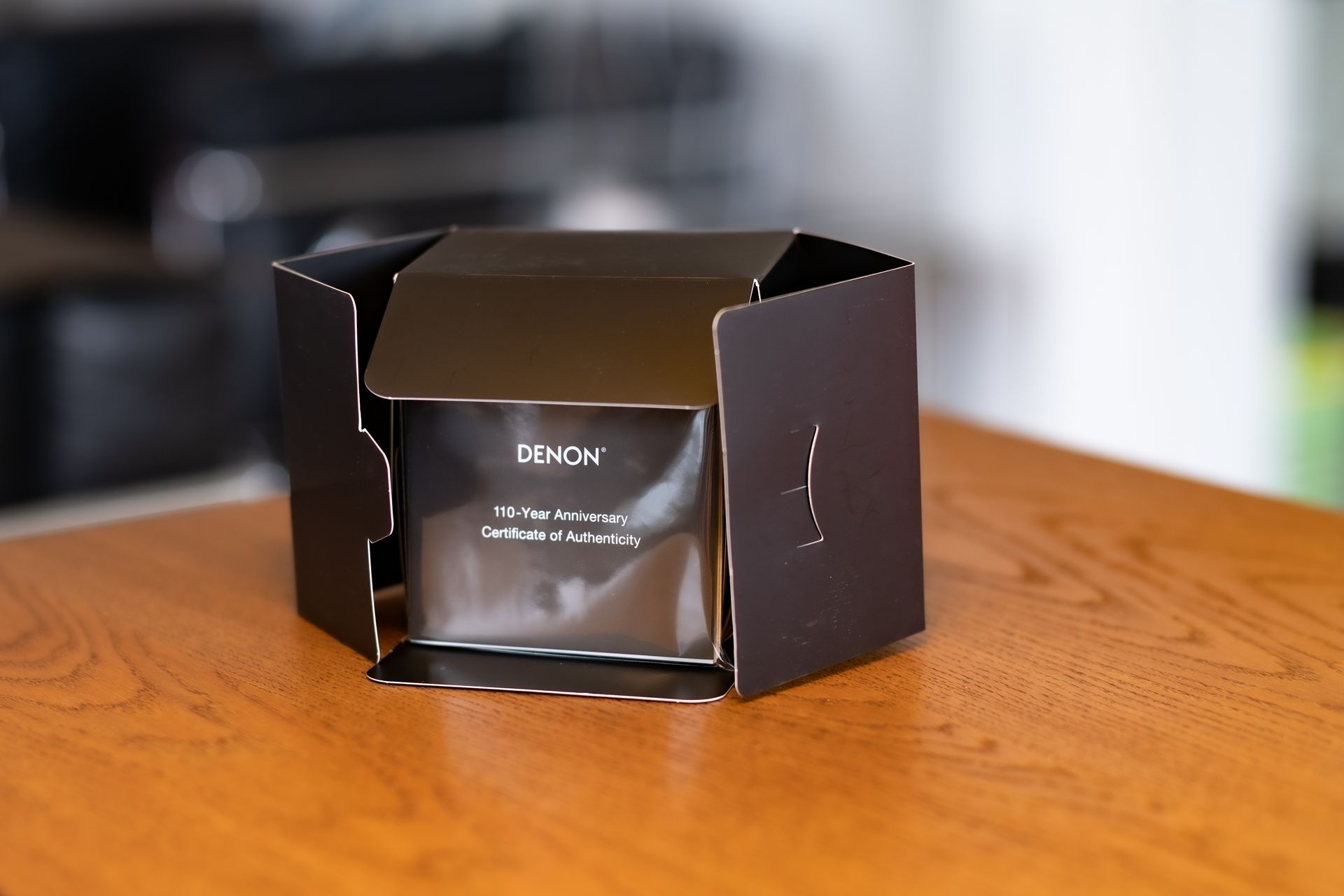 In der Faltschachtel finden sich die Kunstleder-Box und die Dokumente