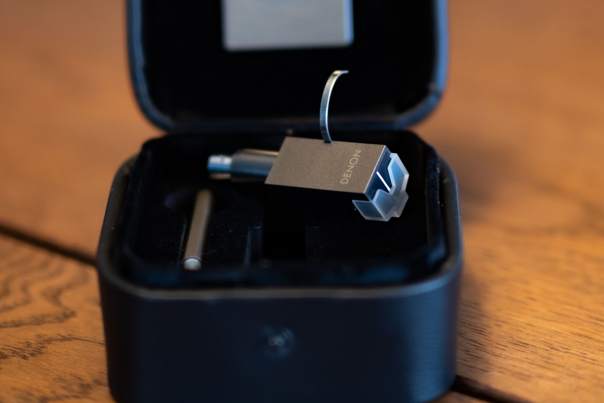 Das Headshell ist aus Graphit und sehr schön gearbeitet