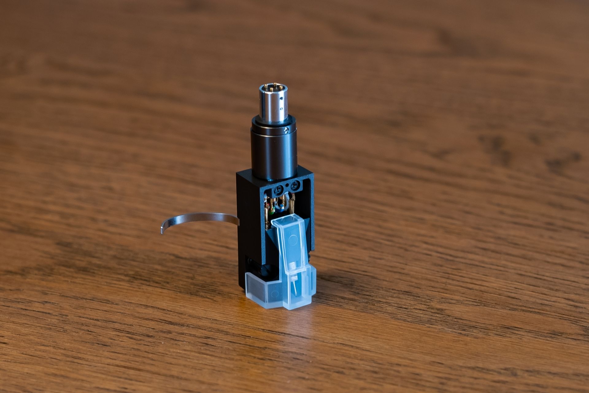 Beim Tonabnehmer im Headshell handelt es sich um den Klassiker DL-103 mit sphärischem Nadelschliff (Rundnadel)