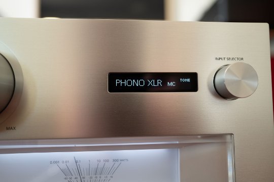 Besonderes Lob verdient der herausragende Phono-Vorverstärker mit seiner automatischen Kalibrier-Funktion (mittel Mess-Schallplatte) und der Kompensation des Übersprechens.