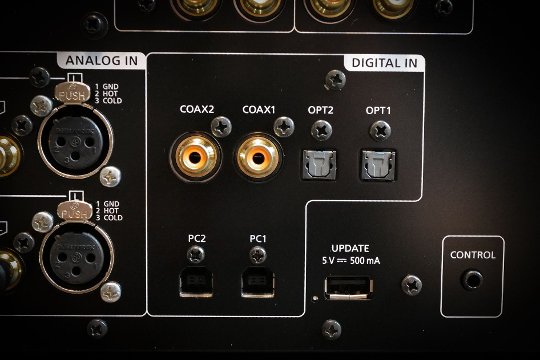 Digitaleingänge: 2 x SPDIF Coax und 2 x SPDIF Toslink. Die USB-Eingänge sind – etwas – mit PC (Personal Computer) beschriftet. Als ob USB vorwiegend mit PCs genutzt würde ...