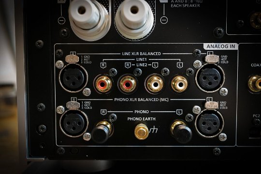 Analogeingänge: 2 x RCA (Cinch) und 1 x symmetrische XLR. Darunter die Phonoeingänge mit XLR ausschliesslich für MC und RCA (Cinch) für MM/MC.