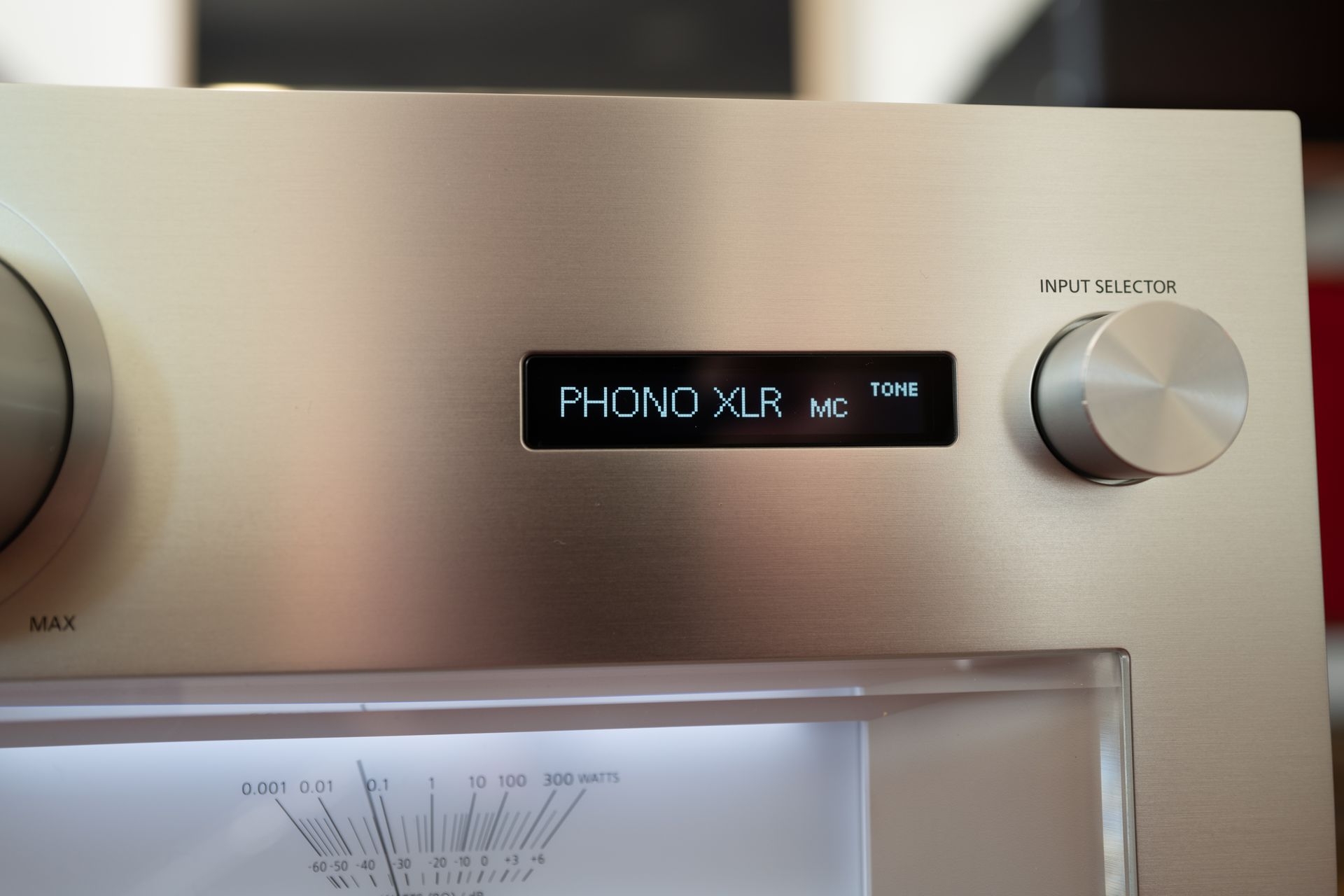 Besonderes Lob verdient der herausragende Phono-Vorverstärker mit seiner automatischen Kalibrier-Funktion (mittel Mess-Schallplatte) und der Kompensation des Übersprechens.