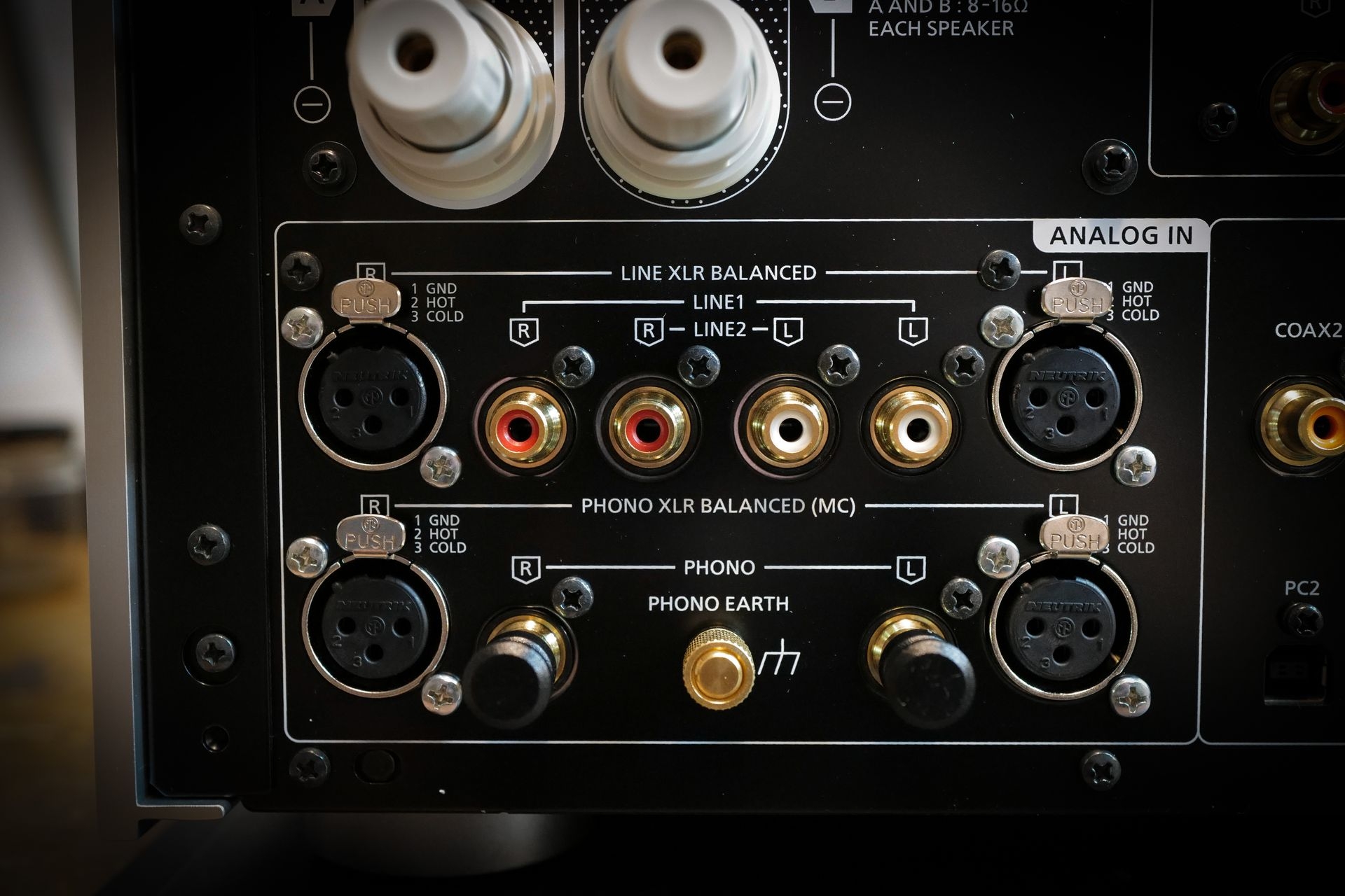 Analogeingänge: 2 x RCA (Cinch) und 1 x symmetrische XLR. Darunter die Phonoeingänge mit XLR ausschliesslich für MC und RCA (Cinch) für MM/MC.