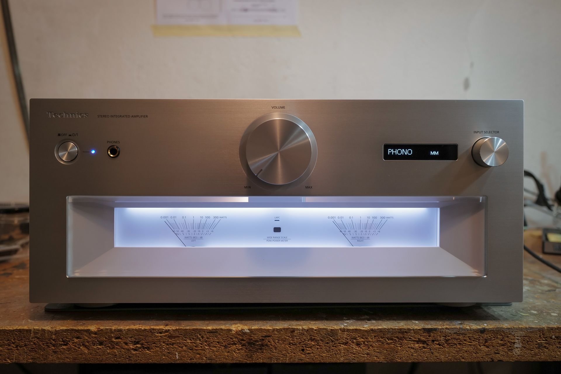 Technics setzt auf das bewährte Bedienungsprinzip der wichtigsten Funktionen am Gerät und allen Funktionen mit einer IR-Fernbedienung.