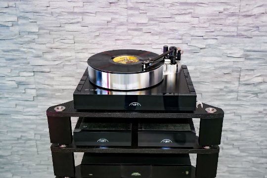 Naim Solstice Plattenspieler-System bestehend aus Laufwerk, Tonarm, MC-Tonabnehmer, Stromversorgung und Phono-Vorverstärker.