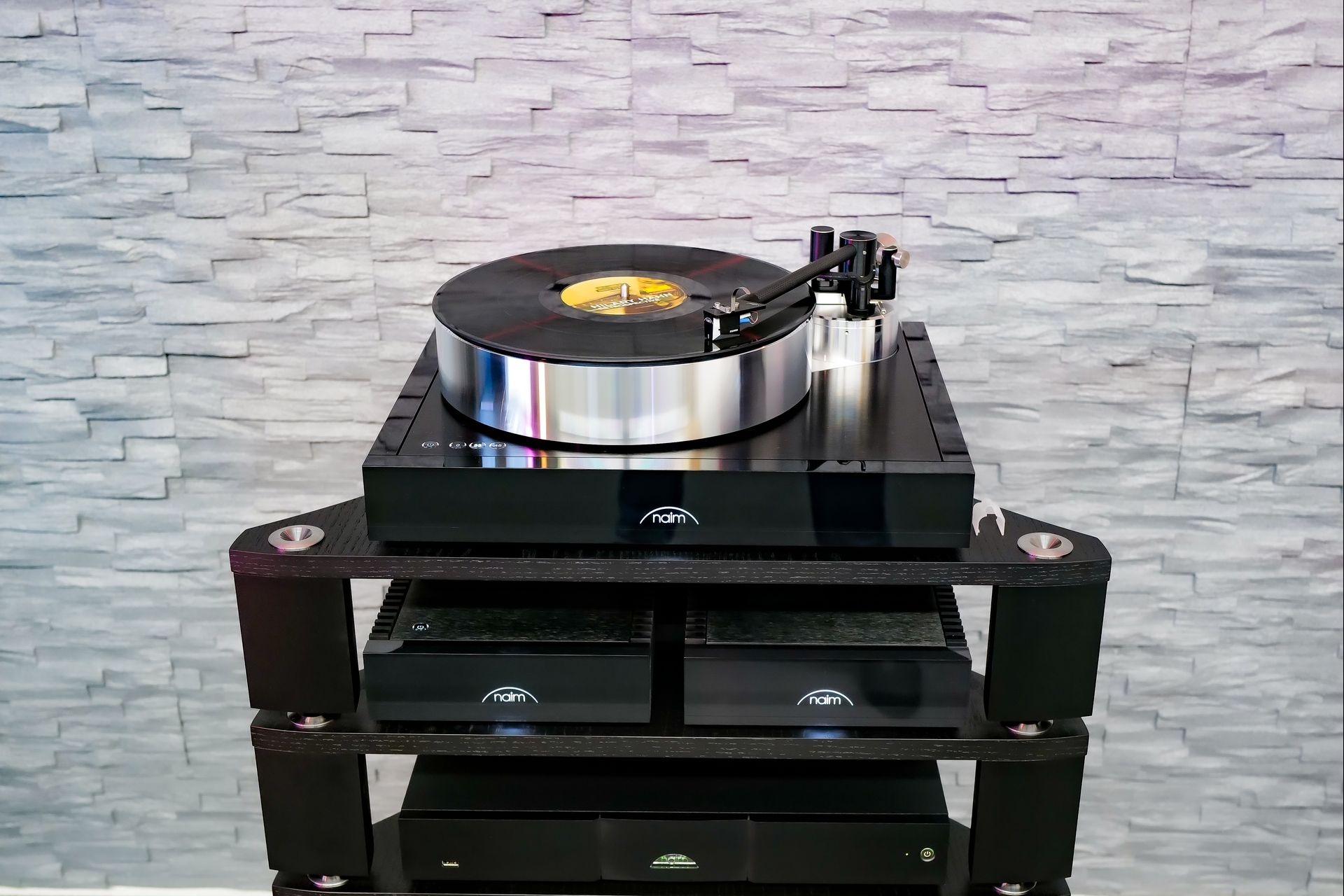 Naim Solstice Plattenspieler-System bestehend aus Laufwerk, Tonarm, MC-Tonabnehmer, Stromversorgung und Phono-Vorverstärker.