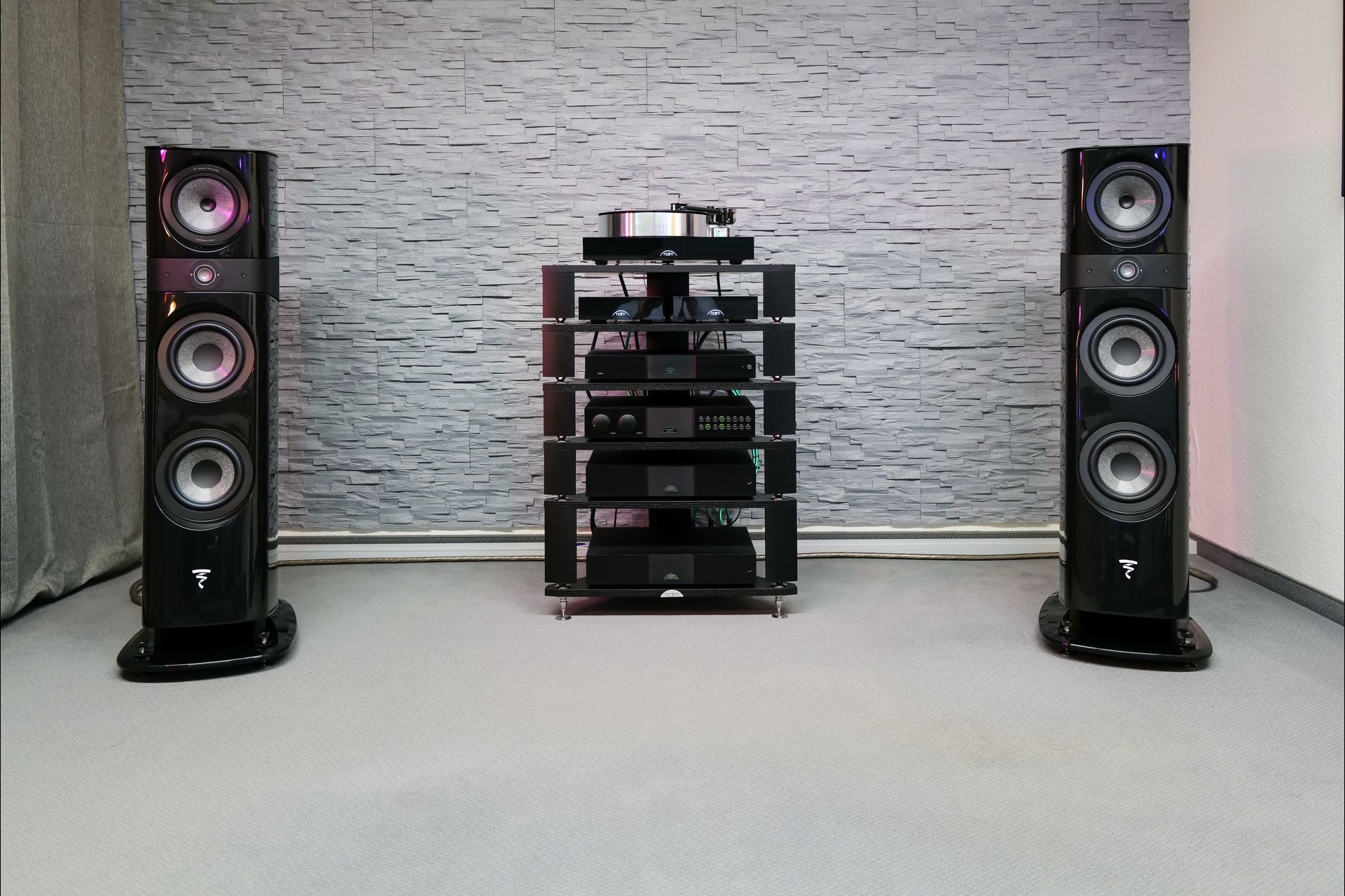 Testkette mit klassischen Naim-Komponenten und sehr guten Standlautsprechern von Focal.
