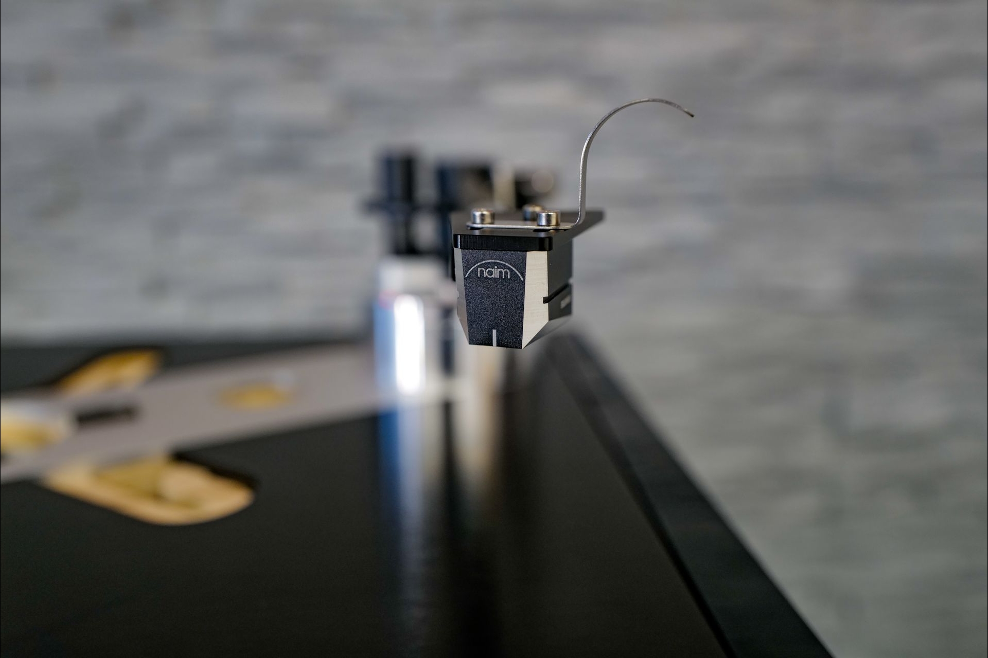 Das Equinox Moving Coil System sitzt in einem soliden, aus dem Vollen gefrästen Aluminium-Gehäuse. Das High Output MC liefert 0.4mV Ausgangsspannung und ist an 3 Punkten mit dem Headshell verschraubt. Andere Systeme mit 2 -Punkt-Montage können problemlos eingesetzt werden.