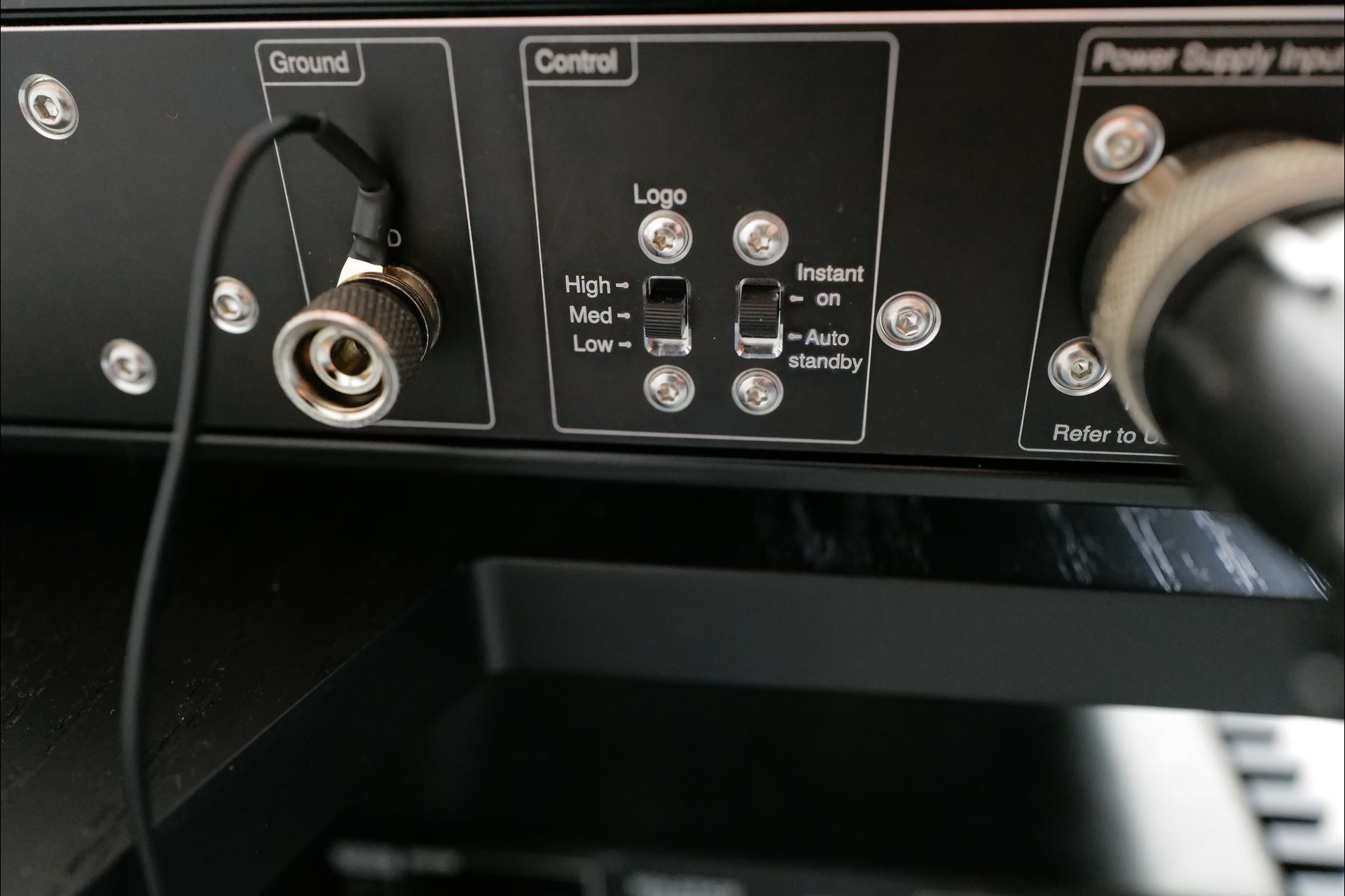 Auf der Rückseite kann Auto-Standby aktiviert und die Helligkeit des Naim-Logos in 3 Stufen gewählt werden.