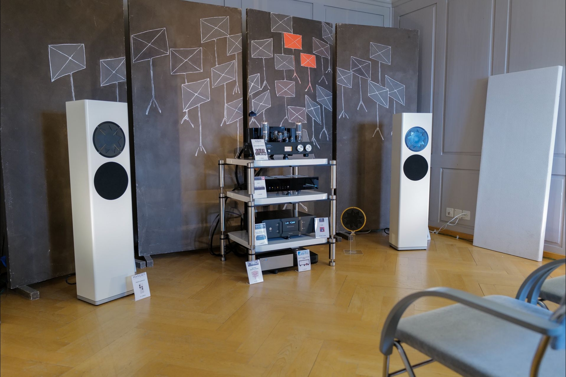 Manger Lautsprecher spielen an Merason DAC, Rockna CD-Player an einem Line-Magnetic Röhrenverstärker