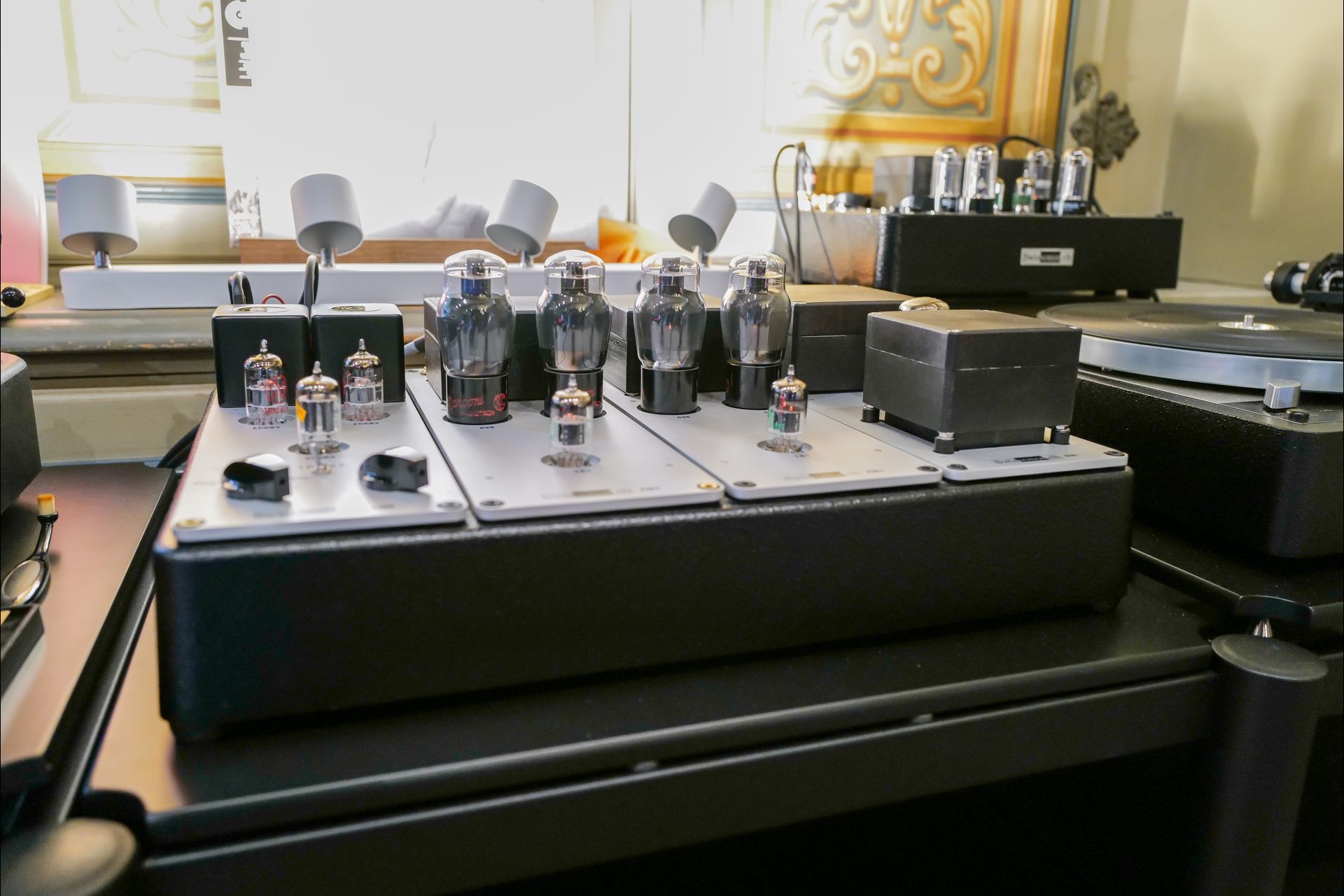 Röhren-Elektronik von Swisssonor, präsentiert von Riverside Audio