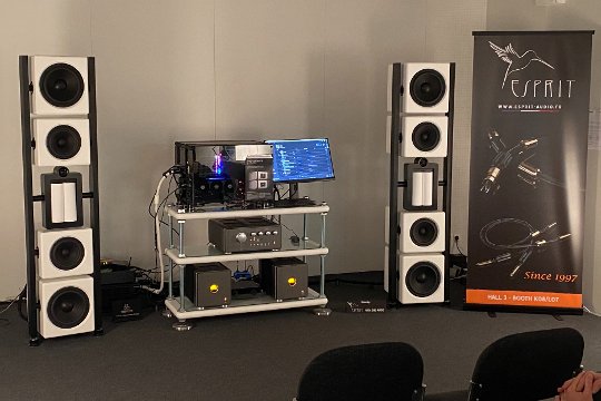 AudioNec Lautsprecher waren bereits am Klangschloss, hier an Riviera Labs Elektronik und AudioNec Musik Server