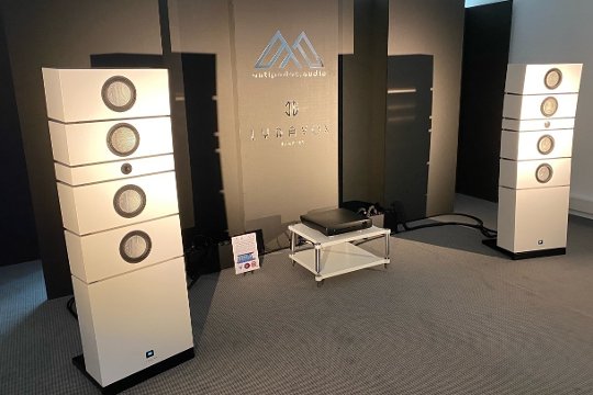 Lyravox Aktiv-Lautsprecher spielten an Antipodes Elektronik