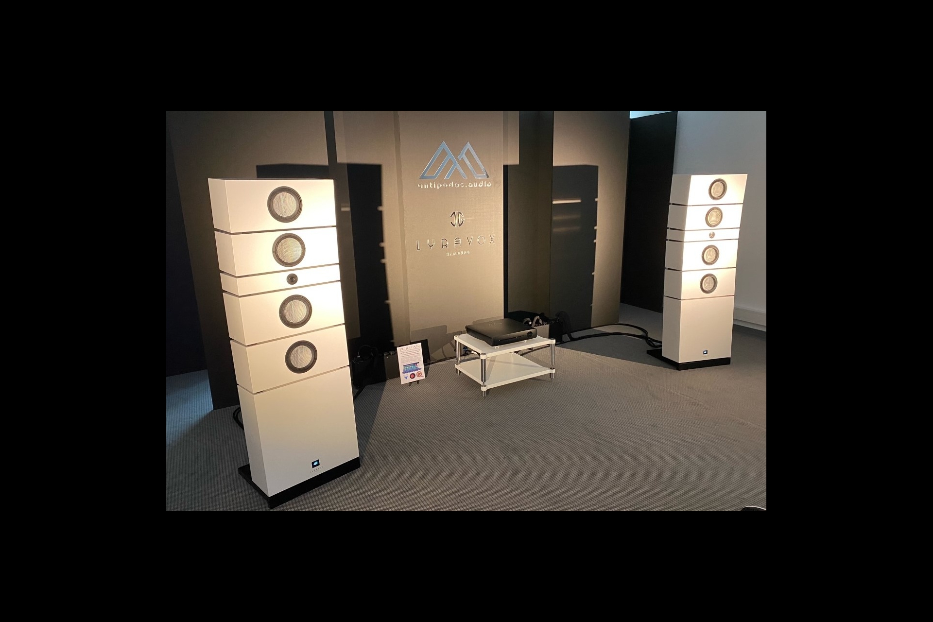 Lyravox Aktiv-Lautsprecher spielten an Antipodes Elektronik