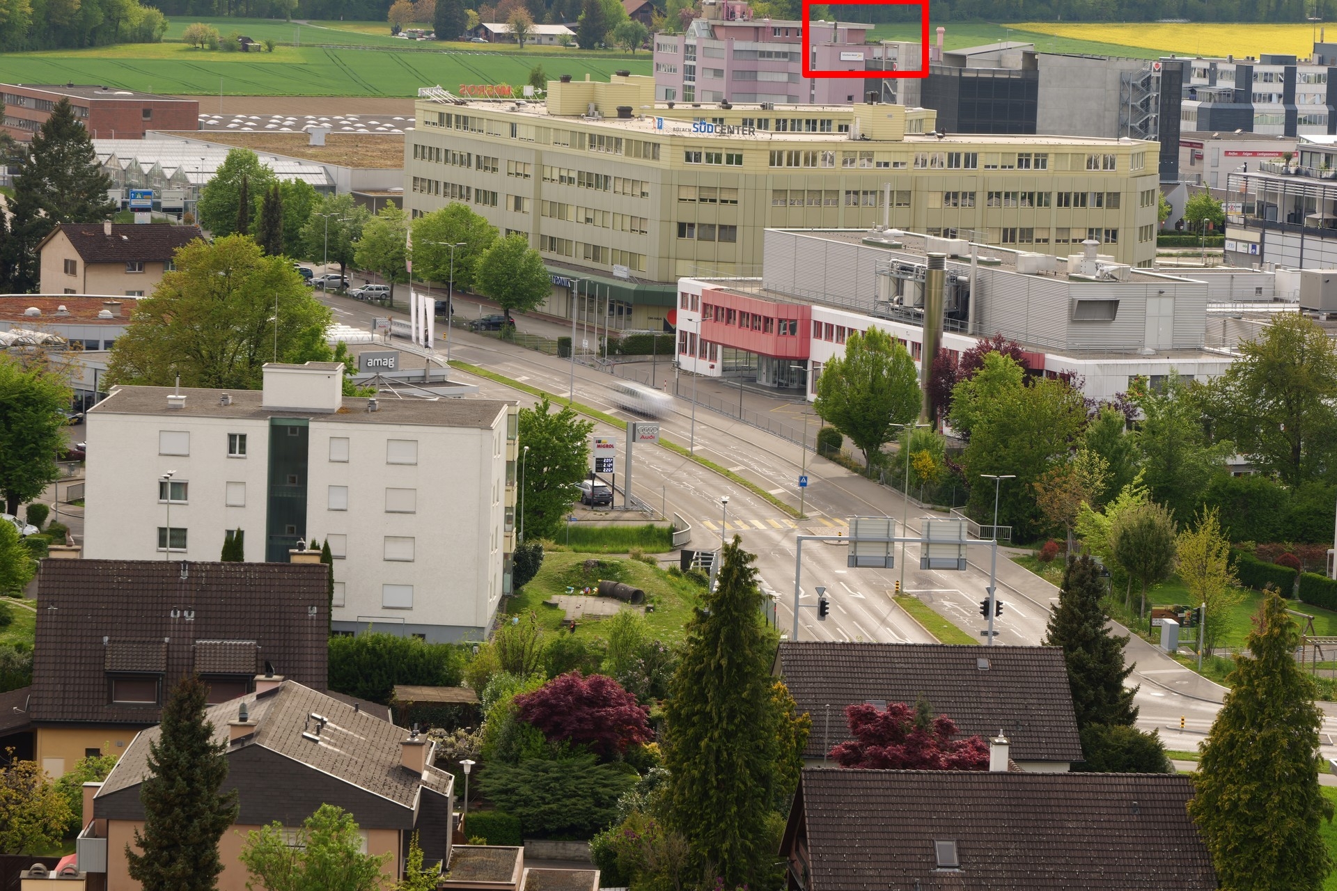 100-MP-Foto: Ganzes Bild mit markiertem Ausschnitt.