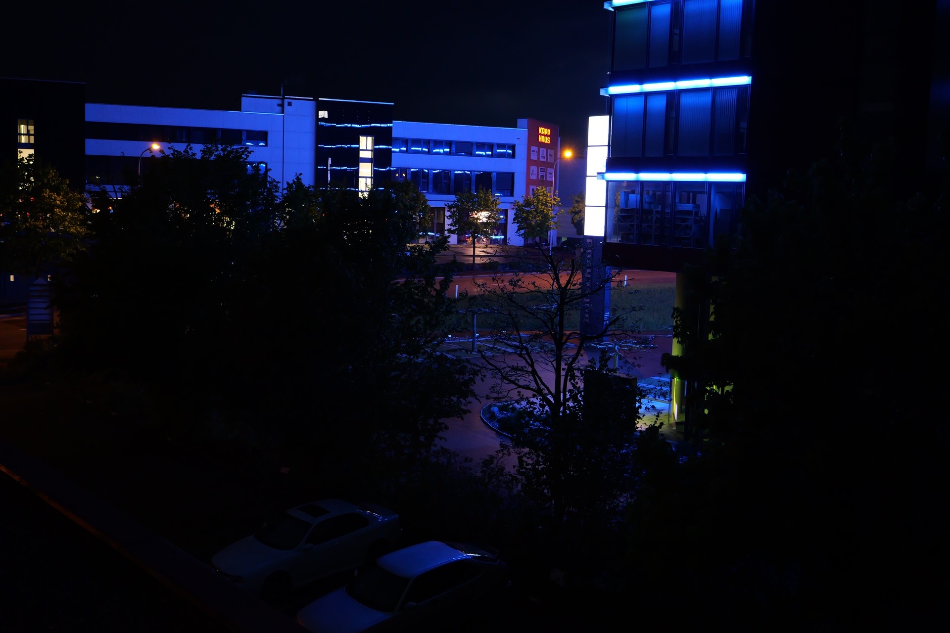Leica DG 12-60 mm, BW 17 mm, P, f/3.1, 1/25 sec., ISO 2000, WB Wolken.
