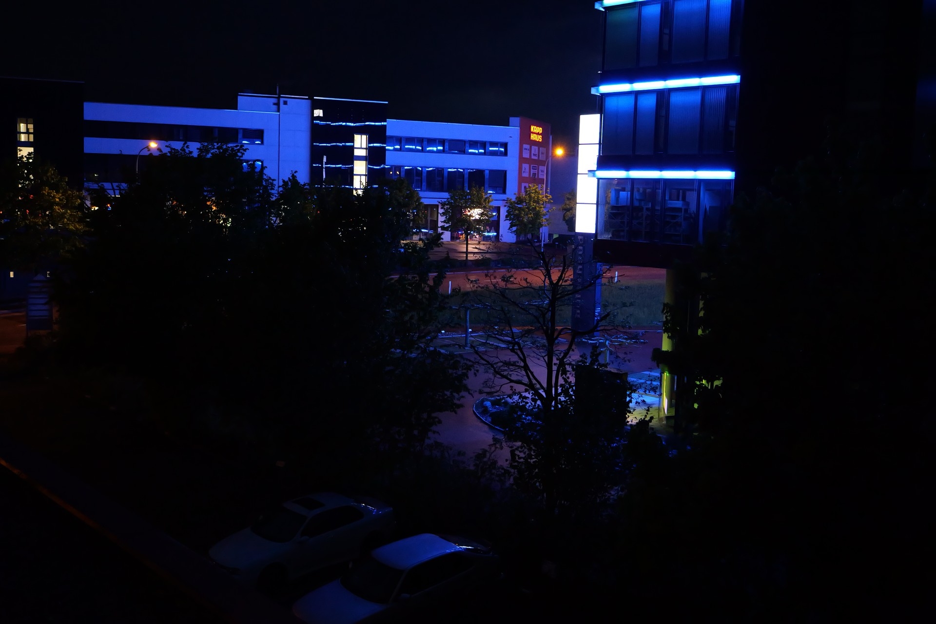 Leica DG 12-60 mm, BW 17 mm, P, f/3.1, 1/60 sec., ISO 5000, WB Wolken.