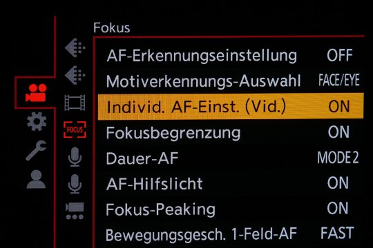 Fokus-Einstellung: Motiv-Erkennung, individueller AF für Video, Fokusbegrenzung.